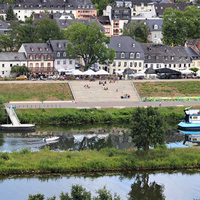 Seit der Neugestaltung bietet das Moselufer im Stadtteil Zurlauben einen attraktiven Rahmen für das Kulturhafen-Festival. Foto: TTM