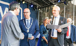 Jack Mikkers, Bürgermeister der niederländischen Partnerstadt ‘s-Hertogenbosch überreicht Theo Gimmler (links) die Ehrenmünze. OB Wolfram Leibe moderierte die Ehrung auf der Hauptmarkt-Bühne beim Altstadtfest.