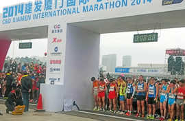 Foto: Startaufstellung beim Xiamen-Marathon 2014