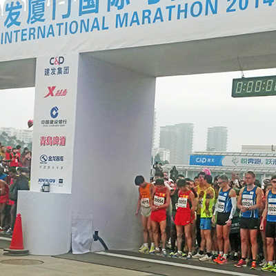  Aus der ersten Reihe starteten Dietmar Bier (Startnummer 22), Patrick Heim (24) und Andreas Theobald (23) beim zweitgrößten chinesischen Marathon.