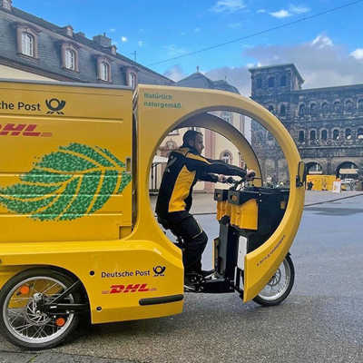Fünf dieser knallgelben Lastenräder stellen seit gut einem Jahr in mehr als 50 Straßen in der Innenstadt Brief- und Paketpost zu.  Foto: Deutsche Post AG