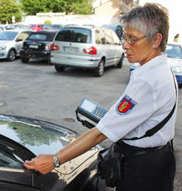 Foto: Eine Mitarbeiterin des Verkehrsüberwachungsdienstes im Einsatz
