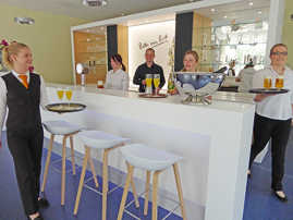 Janina Redmer, Nora Kobela, Jens Loch, Hanna Malina und Katrin Spoo (v. l.) arbeiten im frisch renovierten Übungsrestaurant.