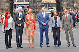 König Willem-Alexander und Königin Máxima der Niederlande (Mitte) am Donnerstag bei ihrem Besichtigungstour durch Trier, auf der sie von Ministerpräsidentin Malu Dreyer und ihrem Gatten Klaus Jensen (rechts) sowie OB Wolfram Leibe mit Ehefrau Andrea Sand (links) begleitet wurden. König Willem-Alexander und Königin Máxima der Niederlande (Mitte) am Donnerstag bei ihrem Besichtigungstour durch Trier, auf der sie von Ministerpräsidentin Malu Dreyer und ihrem Gatten Klaus Jensen (rechts) sowie OB Wolfram Leibe mit Ehefrau Andrea Sand (links) begleitet wurden.