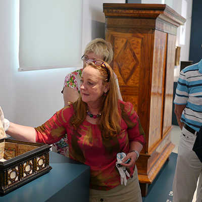 Expertin Dr. Ursula Weber-Woelk erläutert Besuchern der Sonderausstellung die Besonderheiten eines Exponats. Foto: Stadtmuseum