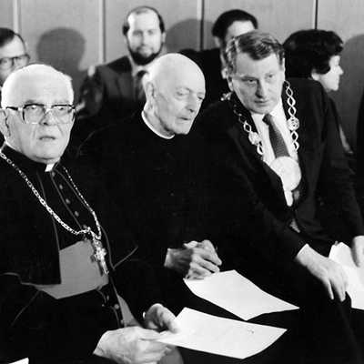1981 wurde Pater Oswald von Nell-Breuning (Mitte) vom damaligen OB Felix Zimmermann (r.) zum Ehrenbürger ernannt. An dem Festakt nahm auch Bischof Bernhard Stein (l.) teil. Foto: Stadtarchiv