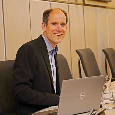 Beigeordneter Dr. Thilo Becker leitet die Sitzung des Dezernatsausschusses IV im Großen Rathaussaal.