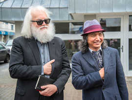 Michael Thielen, der Karl Marx zum Verwechseln ähnlich sieht, posiert mit dem chinesischen Künstler Wu Weishan für die Fotografen.