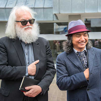 Michael Thielen, der Karl Marx zum Verwechseln ähnlich sieht, posiert mit dem chinesischen Künstler Wu Weishan für die Fotografen.