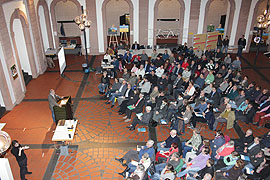 Die Teilnehmer in der Aula des Angela-Merici-Gymnasiums