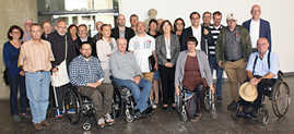 Die Mitglieder des Beirats für Menschen mit Behinderung und viele Stellvertreter kamen im Rathaussaal zur konstituierenden Sitzung zusammen. Als Vorsitzender und Behindertenbeauftragter wurde Gerd Dahm (2.v. r.) im Amt bestätigt, sein Stellvertreter bleibt Ulrich Strobel (r.). Bürgermeisterin Elvira Garbes (vorne, Mitte) verpflichtete die Mitglieder des Beirats. Die Mitglieder des Beirats für Menschen mit Behinderung und viele Stellvertreter kamen im Rathaussaal zur konstituierenden Sitzung zusammen. Als Vorsitzender und Behindertenbeauftragter wurde Gerd Dahm (2.v. r.) im Amt bestätigt, sein Stellvertreter bleibt Ulrich Strobel (r.). Bürgermeisterin Elvira Garbes (vorne, Mitte) verpflichtete die Mitglieder des Beirats.