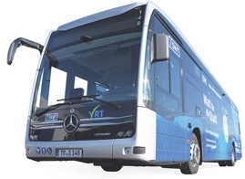Ein blau-silberner Stadtbus mit Elektroantrieb, schräg von vorn aufgenommen