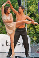 Auf der teilweise regennassen Bühne ist die Körperbeherrschung der Tänzer besonders gefragt. Foto: Lorig