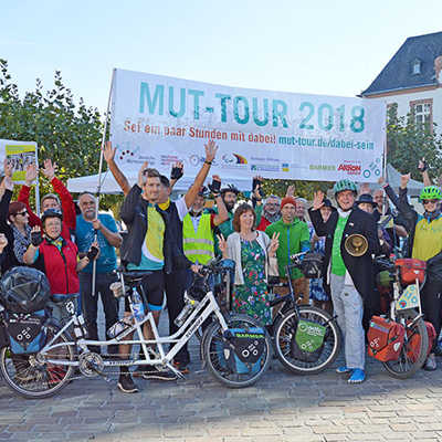 Bürgermeisterin Elvira Garbes (Mitte) freut sich über die vielen Teilnehmer der diesjährigen Mut-Tour, die am Domfreihof startete. Foto: Martin Seng