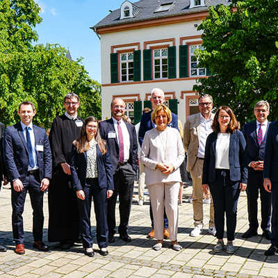 Ministerpräsidentin Malu Dreyer (Mitte) mit Verantwortlichen der Universitätsmedizin Mainz, den Trierer Kliniken, den Vereinigten Hospitien und OB Wolfram Leibe (Mitte, hinten) vor dem sanierten Gebäude. Foto: Ralph Arnold