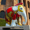 Der römische Elefant steht vor der Basilika