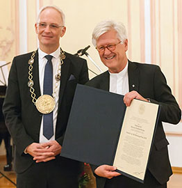 Übergabe der Urkunde des Oswald von Nell--Breuning-Preises Übergabe der Urkunde des Oswald von Nell--Breuning-Preises