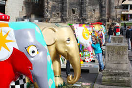 Foto: Aufstellung der Elefanten vor der Porta Nigra