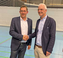 Der unterlegene CDU-Kandidat Michael Molitor (links) trifft  Wahlgewinner Wolfram Leibe in der Arena.
