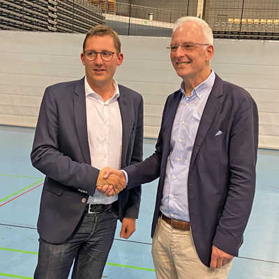 Der unterlegene CDU-Kandidat Michael Molitor (links) trifft Wahlgewinner Wolfram Leibe in der Arena. Molitor holte 20,5 Prozent der Stimmen, Leibe 72,2 Prozent.