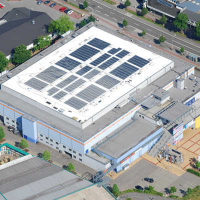 Auf dem Dach der Arena befindet sich eine Photovoltaik-Anlage. Künftig sollen diese auf mehr Dächern in Trier zu finden sein. 