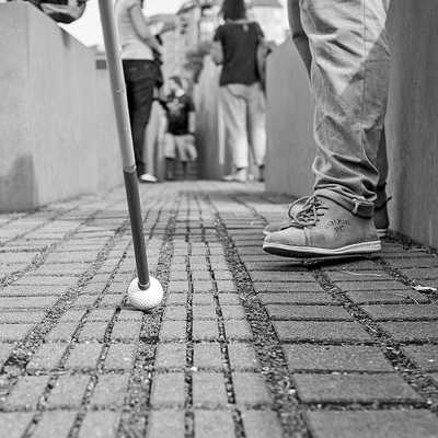Ein Leitsystem mit unterschiedlichen Bodenbelägen ist Voraussetzung, damit sehbehinderte Menschen sich mit einem Langstock selbständig in der Stadt bewegen können. Foto: Andi Weiland/gesellschaftsbilder.de
