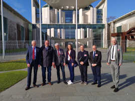 OB Wolfram Leibe (rechts) mit Vertretern weiterer Kommunen aus Rheinland-Pfalz vor dem Bundeskanzleramt. Foto: Aktionsbündnis 'Für die Würde unserer Städte'