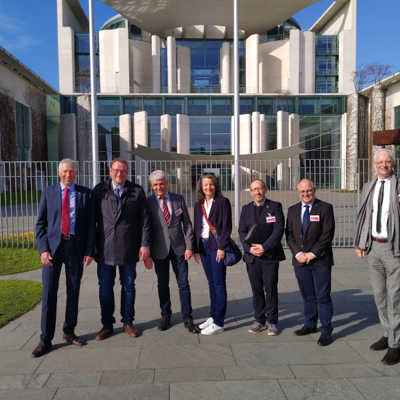 OB Wolfram Leibe (rechts) mit Vertretern weiterer Kommunen aus Rheinland-Pfalz vor dem Bundeskanzleramt. Foto: Aktionsbündnis 'Für die Würde unserer Städte'