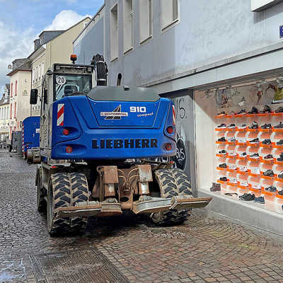 In der Stockstraße stehen die Gerätschaften für den anstehenden Pollerbau in der Simeonstraße seit einigen Tagen bereit.