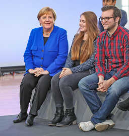 Bundeskanzlerin Angela Merkel ging beim Dialogforum in der ERA ausführlich auf die Anliegen der Teilnehmerinnen und Teilnehmer ein.