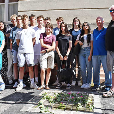 Nach der Verlegung wurden die letzten Stolpersteine vor dem Helenenhaus in der Innenstadt von den Projektbeteiligten mit Rosen geschmückt.