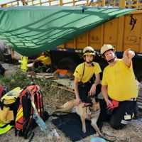 Feuerwehrleute von @fire mit Spürhund.