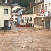 Dramatische Rettungsaktion von Einsatzkräften in der Kyllstraße, die sich in einen reißenden Fluss verwandelt hat.