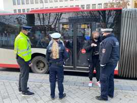 Am landesweiten Kontrolltag der Corona-Regelungen überprüft das Trierer Ordnungsamt auch Passagiere der Stadtbusse.