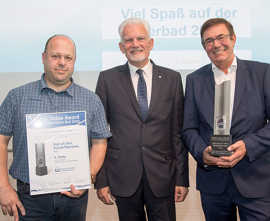 Christian Reichert (links) und Werner Bonertz (rechts) von den Trierer Stadtwerken freuen sich über den Preis, den ihnen Dr. Christian Ochsenbauer, Hauptgeschäftsführer der Gesellschaft für das Deutsche Badewesen überreicht hat.