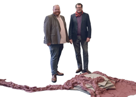 Kulturdezernent Markus Nöhl (l.) und EKA-Leiter Simon Santschi stehen vor einer Kunst-Installtion