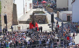 Rund um die Marx-Statue herrscht bei der Enthüllung großer Andrang
