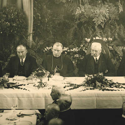 Paul von Hindenburg (2. v. r.) bei einem Besuch in Trier im Oktober 1930. Die Wertschätzung, die der Reichspräsident damals genoss, wird in der aktuellen historischen Forschung nicht mehr geteilt. Foto: Stadtarchiv