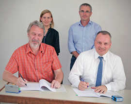 Foto: Ortsbürgermeister Jürgen Haag (l.) und SWT-Vorstand Arndt Müller unterzeichnen den Konzessionsvertrag.