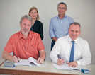 Ortsbürgermeister Jürgen Haag (l.) und SWT-Vorstand Arndt Müller unterzeichnen den Konzessionsvertrag.
