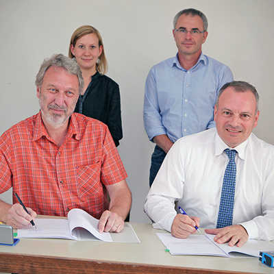 Ortsbürgermeister Jürgen Haag (l.) und SWT-Vorstand Arndt Müller unterzeichnen den Konzessionsvertrag.