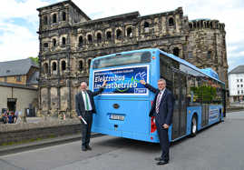 Wolfram Leibe und Olaf Hornfeck präsentieren den Elektrobus vor der Porta Nigra
