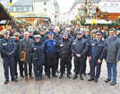 OB Wolfram Leibe (hinten Mitte) und Polizeipräsident Lothar Schömann (3. v. l.) begrüßen die Mitglieder der internationalen Polizei-
streife auf dem Weihnachtsmarkt.
