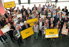 Die Trierer Delegation freut sich mit den Vertretern der anderen Gewinnerkommunen über die Auszeichnung im Rahmen des Wettbewerbs Hauptstadt des Fairen Handels. Die Trierer Delegation freut sich mit den Vertretern der anderen Gewinnerkommunen über die Auszeichnung im Rahmen des Wettbewerbs Hauptstadt des Fairen Handels.