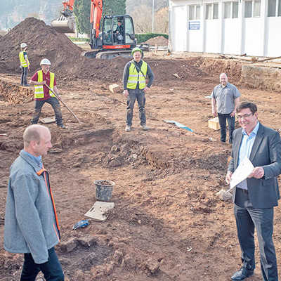 Joachim Hupe, Leiter der Archäologischen Denkmalpflege (links), vermittelt SWT-Bereichsleiter Werner Bonertz (rechts) einen Einblick in die Grabungen auf dem Nordbadgelände. Foto: Stadtwerke