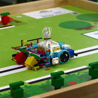 Ein Roboter fährt auf dem Parcours