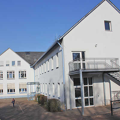 Das Gelände der Grundschule im Stadtteil Feyen-Weismark wird sich in den nächsten Jahren grundlegend verändern. Das Schulgebäude wird vergrößert und in der Nachbarschaft entsteht der Kita-Neubau. 