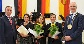 OB Wolfram Leibe und Günther Passek, Vorstandsvorsitzender der Sparkasse Trier, verleihen in der Kunstakademie den Bürgerpreis der Stadt Trier an Petra Poetische (Malteser Hospiz- und Palliativdienst), Anne Pia Klein (MitläuferInnen-Projekt) und Dietmar Weirich (dienstältester St. Martin).