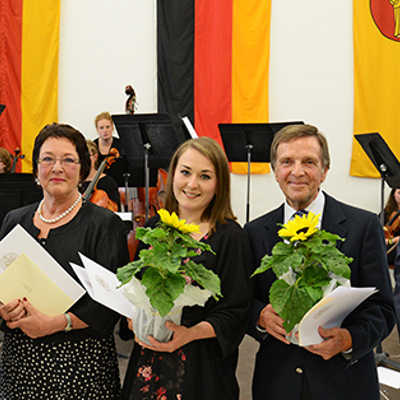 OB Wolfram Leibe (r.) und Günther Passek, Vorstandsvorsitzender der Sparkasse Trier (l.), verleihen in der Kunstakademie den Bürgerpreis der Stadt Trier an Petra Poetschke (Malteser Hospiz- und Palliativdienst), Anne Pia Klein (MitläuferInnen-Projekt) und Dietmar Weirich (dienstältester St. Martin) (v.l.).