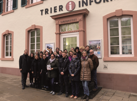 Das Team der Mitarbeiterinnen und Mitarbeiter der TTM vor dem Eingang zur Tourist-Information an der Porta Nigra.